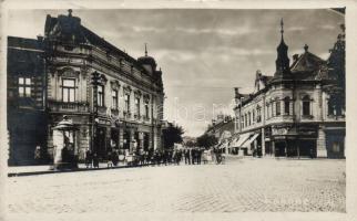 Losonc Rákóczi street, the shops of Tarjányi and Redlinger, photo (small tear)