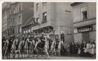 1935 Budapest I. Tárnok utca, Testőrségi felvonulás, photo