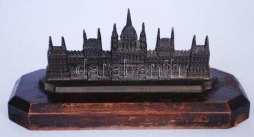 A Parlament bronz makettje fa talapzaton, 17x7,5x7cm