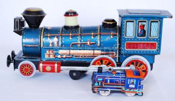 2db lemezmozdony, a kicsi felhúzhatós, a nagy motoros (kis hibákkal) /  Model locomotives, 34x14x9cm, 9x4,5x3,5cm