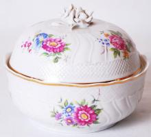 Apró virágokkal díszített rózsás jelzett Hollóházi porcelán bonbonier hibátlan állapotban m:14 cm, d:16 cm / Chinaware bonbonier in flawless condition