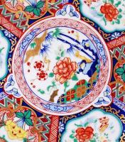 Jelzett, modern japán imari porcelán tál / 
Modern Japanese Imari plate, hallmarked, d: 26cm