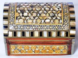 Gyöngyház- és faberakással gazdagon díszített, bélelt fa ékszeresládika /  Wooden jewellery box with nacre and wood inlay, 12,5x8,5x8cm