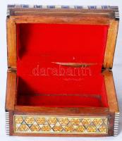 Gyöngyház- és faberakással gazdagon díszített, bélelt fa ékszeresládika / 
Wooden jewellery box with...