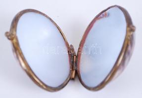 Tengeri kagylóból készített kis szelence / 
Little jewelry box made from sea shell, 5,5x6cm