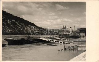 Budapest V. Pesti alsó rakpart uszállyal, photo (EK)