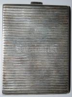 1922 után 900-as tisztaságú bécsi jelzéssel ellátott ezüst (Ag) férfi cigarettatárca, belül aranyozott (tetején apró horpadás) / Silver cigarett case with 900 fineness Viennese hallmark, gold plating inside (minor fault on top), 10×8cm, 128gr