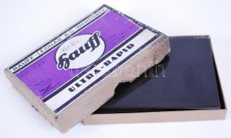 cca 1900 14db üvegnegatív, főleg családi fotók / 
A box of vintage glass negatives, mostly with fami...