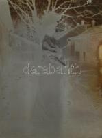 cca 1900 14db üvegnegatív, főleg családi fotók / 
A box of vintage glass negatives, mostly with fami...