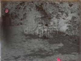 cca 1900 14db üvegnegatív, főleg családi fotók / 
A box of vintage glass negatives, mostly with fami...