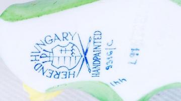 Herendi lepke a virágon, kézzel festett, jelzett, hibátlan, eredeti tokjában, 6×6×3 cm/ Herend porce...