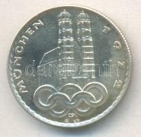 Csúcs Viktória (1934-) 1972. "München / Miasszonyunk templom" Ag emlékérem nemesfém és pénzverő jelzéssel! (16.51g/0.925) T:BU