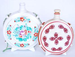 2 db Hollóházi kulacs, kézzel festett, jelzett, hibátlan, egyikből hiányzik a dugó, m:15-17 cm/ Hollohaza porcelain flask