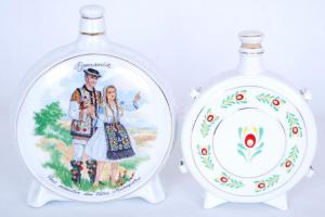 2 db kulacs, kézzel festett, jelzett Hollóházi, másik jelzés nélkül, hibátlan, dugóval, m:16-18 cm/ Hollohaza porcelain flasks