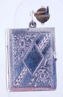 cca 1920 Vésett, növényi díszítésű, ezüst (Ag) fényképtartó medál / 
Silver locket with carved flora...