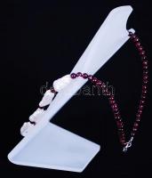 Gránátszemekből és biwa-gyöngyökből álló nyaklánc ezüst (Ag) szerelékkel / 
Necklace with granites a...