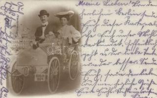 Automobile with a couple, Berlin, photo (EK)