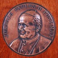 "Johannes Paulus II Pont-Max" feliratú réz plakett II. János Pál pápa portréjával, falra a...