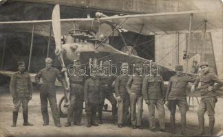WWI German fighter aircraft with soldiers, photo (fa)