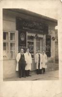 Budapest V. Váci utca, Szinai Lipót borbély- és fodrász terme, photo (EM)