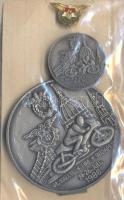 Budapest 1986. "FIM / 41. Túramotoros Rally" bontatlan csomagolású emlékérem, jelvény, kitűző és matrica T:1