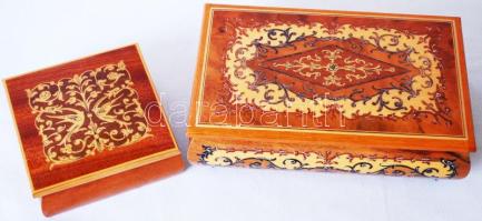 Intarziás zenélő fadoboz kulccsal és egy kis intarziás fadoboz, mindkettő plüss béléssel, 20×12×7 cm és 11×11×5 cm