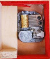 Intarziás zenélő fadoboz kulccsal és egy kis intarziás fadoboz, mindkettő plüss béléssel, 20×12×7 cm...