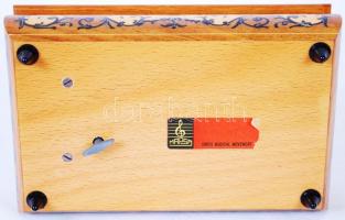 Intarziás zenélő fadoboz kulccsal és egy kis intarziás fadoboz, mindkettő plüss béléssel, 20×12×7 cm...