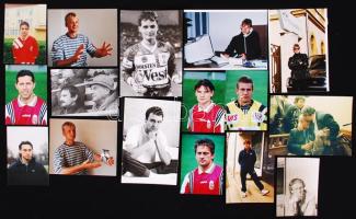 16 db sportolókat, edzőt, ábrázoló fotók