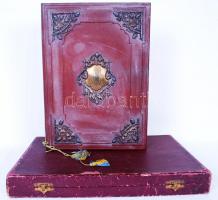 1911 Bogisich Mihály választott esztergomi püspök aranymiséjének alkalmából, a Szent Erzsébet jótékonysági egylet tagjai által összeállított emlékkönyv, dícsérő sorokkal és rengeteg aláírással. Rézveretes, egészvászon kötés, a fém domborművön a püspök védett monogramjával. Jó állapotban, kemény tokban 48x31 cm