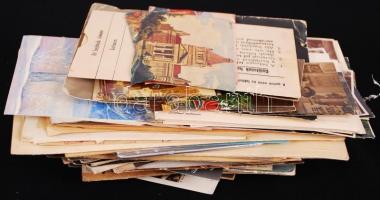 Nagy vegyes, nagyrlszt fotókat, fotólapokat tartalmazó tétel kevés filatéliával, nyomtatvánnyal. Egy...