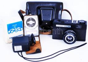 Certo KN 35 fényképezőgép Meritar 2,8/45cm objektívvel, Ganko FE 26 vakuval és Leningrad-4 fénymérővel, eredeti tokjában /  Photo camera in original case, flash and light meter
