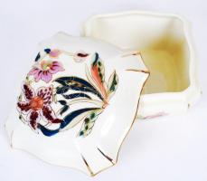 Kézzel festett Zsolnay ékszeres doboz, jelzett, hibátlan / Hand painted Zsolnay box 11×11 cm