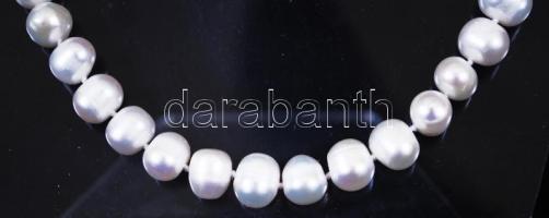 Édesvízi tenyésztett gyöngy nyaklánc ezüst zárral / 
Cultured pearl necklace with silver clasp, 56cm
