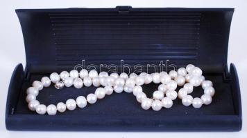 Édesvízi tenyésztett gyöngy nyaklánc ezüst zárral / 
Cultured pearl necklace with silver clasp, 56cm