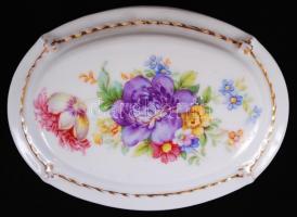 Kis porcelántétel: jelzett Zsolnay, Hollóházi, Aquincumi tárgyakkal / 
Little porcelain lot