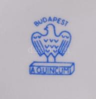 Kis porcelántétel: jelzett Zsolnay, Hollóházi, Aquincumi tárgyakkal / 
Little porcelain lot