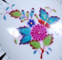 Kézzel festett, virágokkal díszített, jelzett Herendi áttört kosárka, d:13 cm, m:5 cm /  Hand painte...