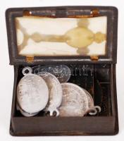 cca 1930 Régi fém olvasótartó fedelén XI. Piusz pápa arcképével, 10db szentképes medállal és egy Kas...