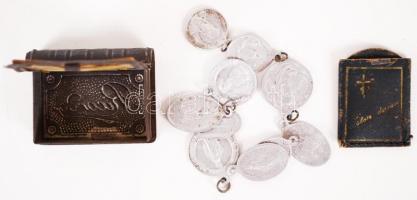 cca 1930 Régi fém olvasótartó fedelén XI. Piusz pápa arcképével, 10db szentképes medállal és egy Kas...