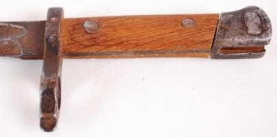 1895/31M magyar bajonet. A Mannlicher puskákhoz használták. Bőr tokban és fém hüvelyben, jelzés leko...