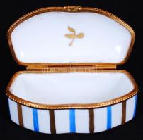 Kézzel festett, aranyozott, jelzett "Limoges France" porcelán ékszeres dobozka /
Hand pain...