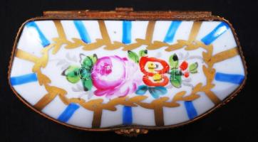 Kézzel festett, aranyozott, jelzett "Limoges France" porcelán ékszeres dobozka /
Hand pain...