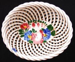 Kézzel festett, jelzett Szakmáry Hollóháza fajansz kosárka (kis lepattogzásokkal /  Hand painted Szakmáry Hollóháza faience basket (with minor faults), 18x15x5,5cm