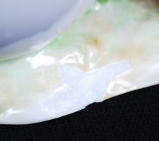 Kis tojásfestő, kézzel festett, aranyozott porcelán figura (apró sérüléssel) / 
Egg painter, hand pa...