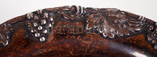 Cca 1880 boros üveg alátét, ezüstözött réz fa betéttel, jelzett Sheffield, alján áttört, szőlő és sz...