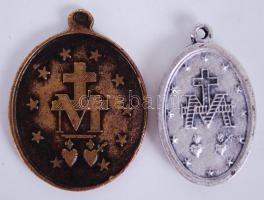 2 db fém Szűz Máriás medál és egy máriacelli ajándék műanyag plakett