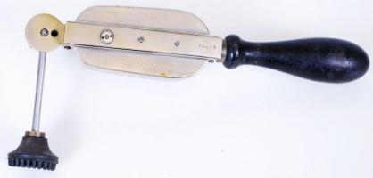 cca 1920 Lendkerekes masszírozó / 
Flywheel massage machine, 27x12cm