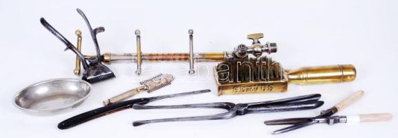 Régi fodrász- és borbélykellékek: sütővas, borotva, kefe, zuhany stb., 8db /  Vintage hair dresser's and barber's tools