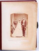 Szecessziós fénykép album tele híres stúdiók családi képeivel, fém relieffel az elején, bőr kötésben...